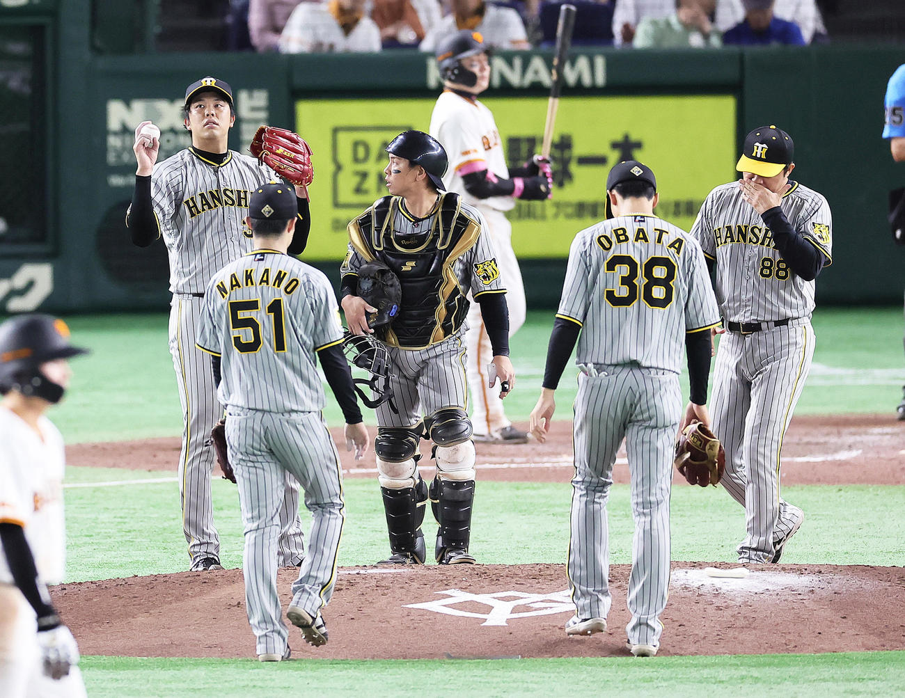 巨人対阪神　8回、マウンドに集まる阪神才木（左端）（撮影・足立雅史）