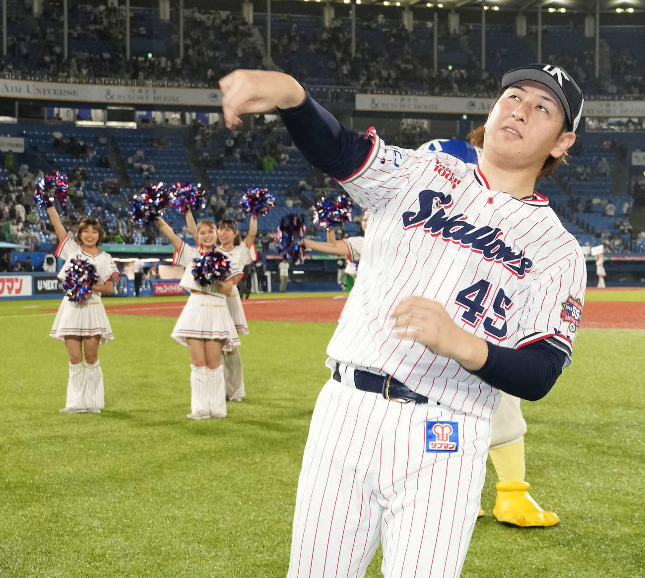 ヤクルト対中日　今季初勝利を挙げたヤクルト小沢はサインボールをスタンドに投げる（撮影・小沢裕）