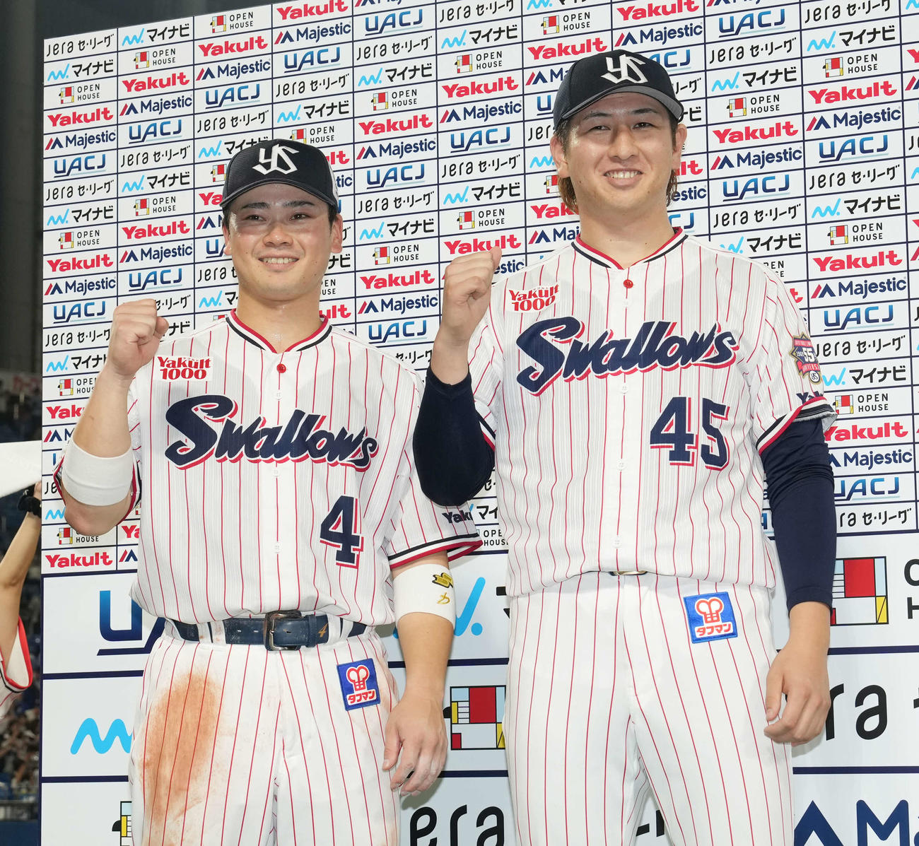 ヤクルト対中日　お立ち台でガッツポーズするヤクルト丸山和（左）と今季初勝利の小沢（撮影・小沢裕）