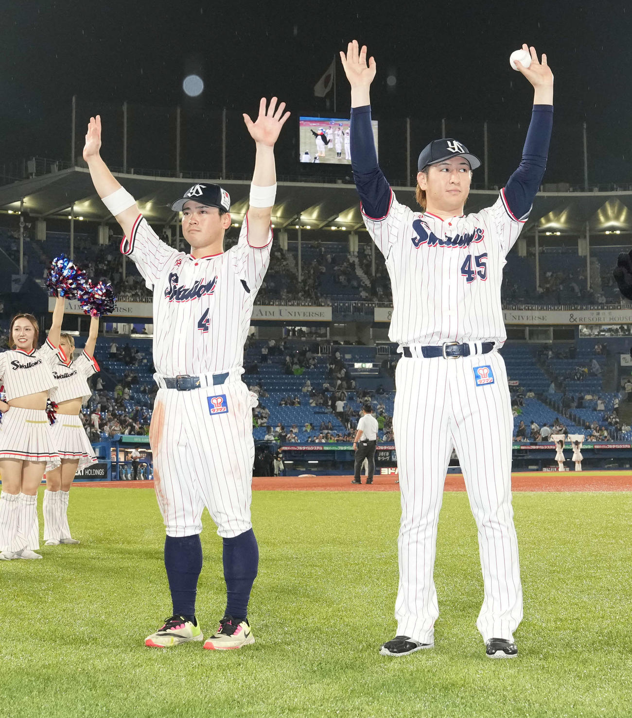 ヤクルト対中日　スタンドのファンに手を振るヤクルト丸山和（左）と今季初勝利の小沢（撮影・小沢裕）