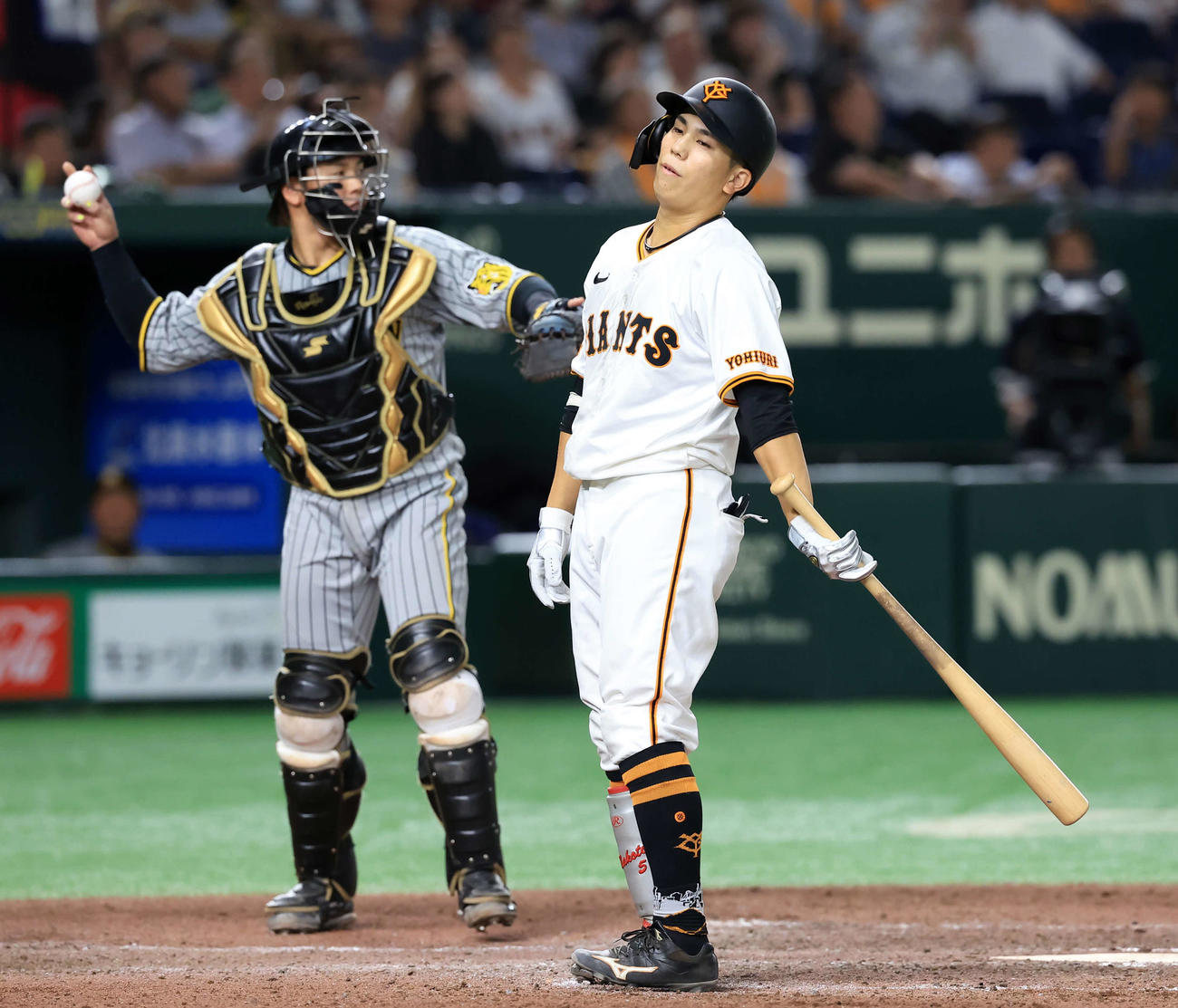 巨人対阪神　8回裏巨人無死一塁、門脇は三振に倒れがっくり（撮影・浅見桂子）