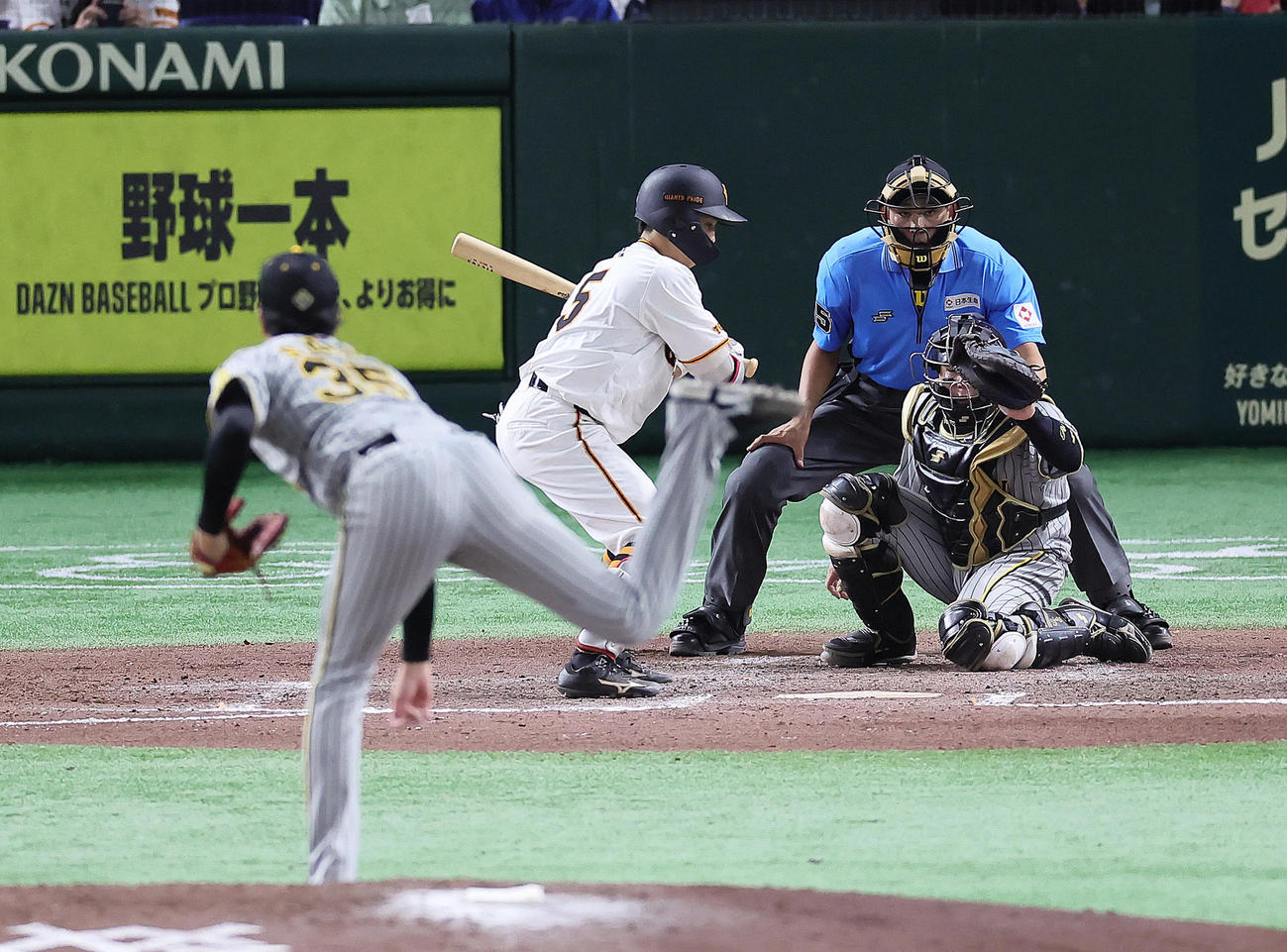 巨人対阪神　8回裏巨人無死一塁、門脇は見逃し三振に倒れる。投手才木（撮影・足立雅史）