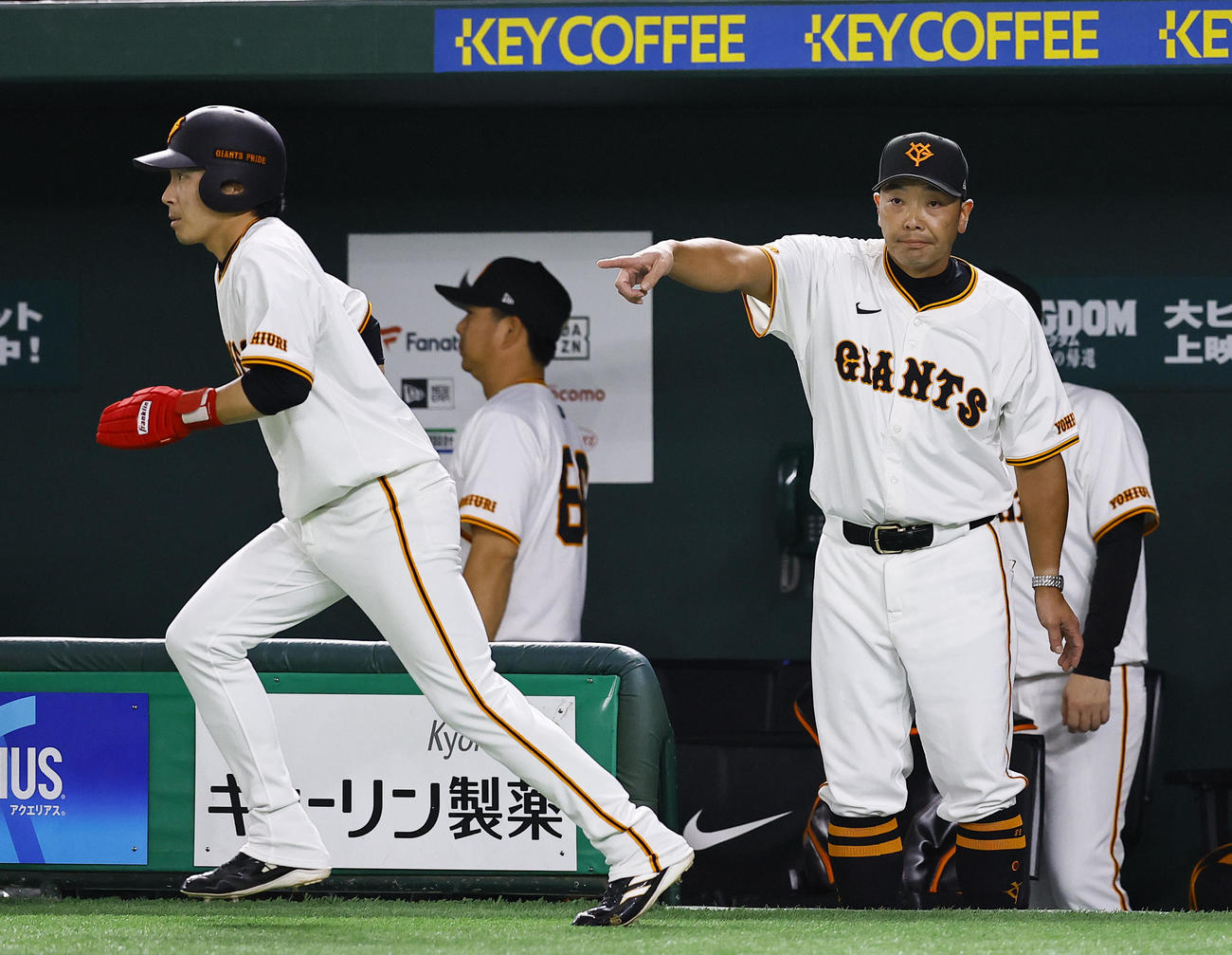 巨人対阪神　7回裏巨人2死二、三塁、代走を告げる阿部監督（撮影・藤尾明華）