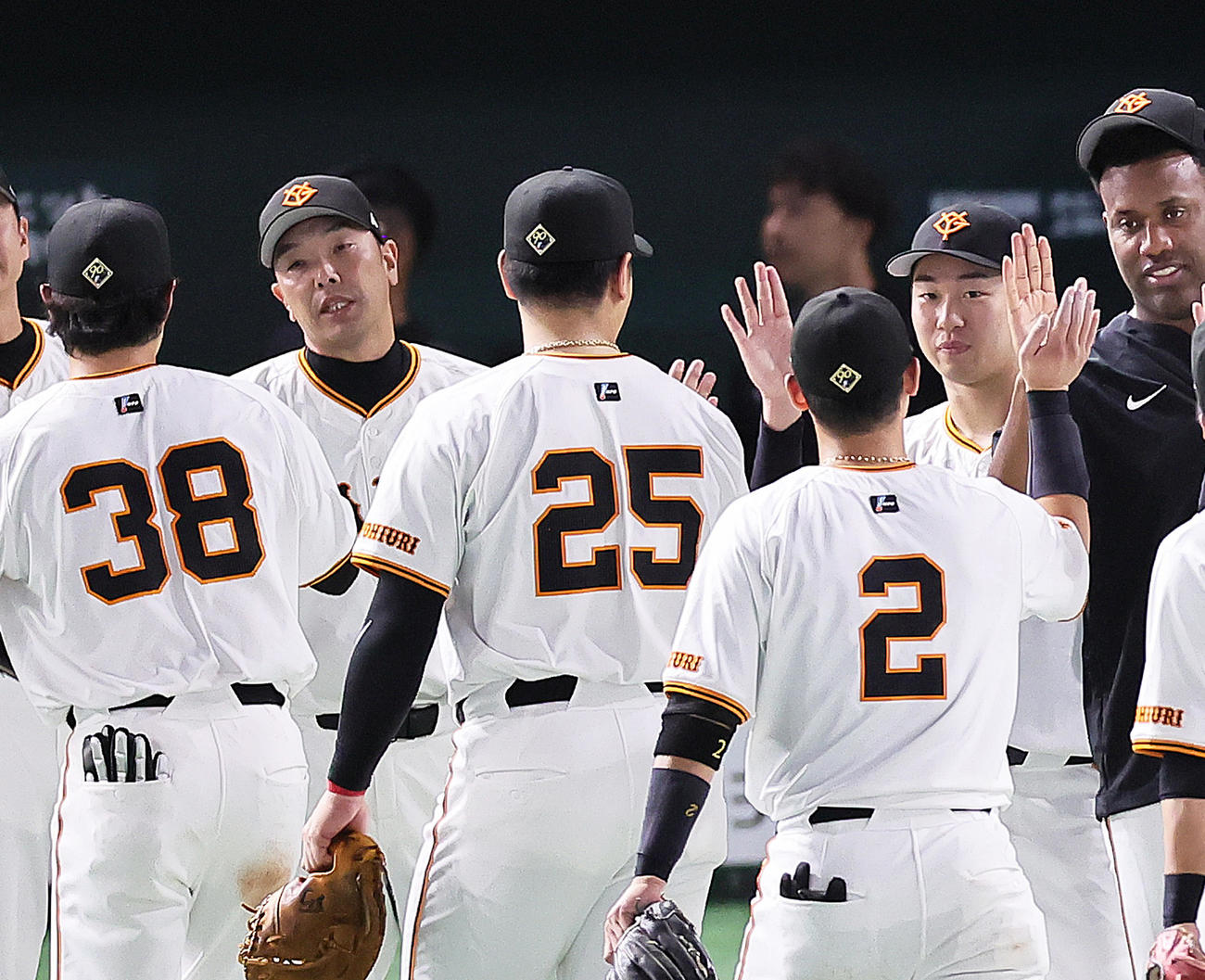 巨人対阪神　阪神に勝利しタッチを交わす巨人の阿部監督（左から2人目）、山崎伊（右から2人目）ら（撮影・足立雅史）