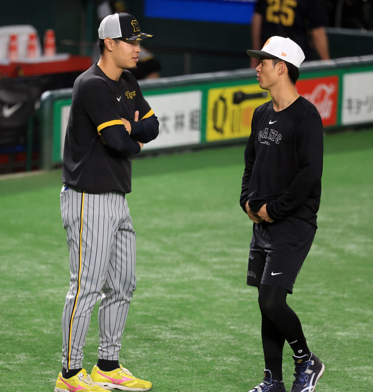 巨人対阪神　試合前、話し込む阪神佐藤輝（左）と巨人井上（撮影・浅見桂子）