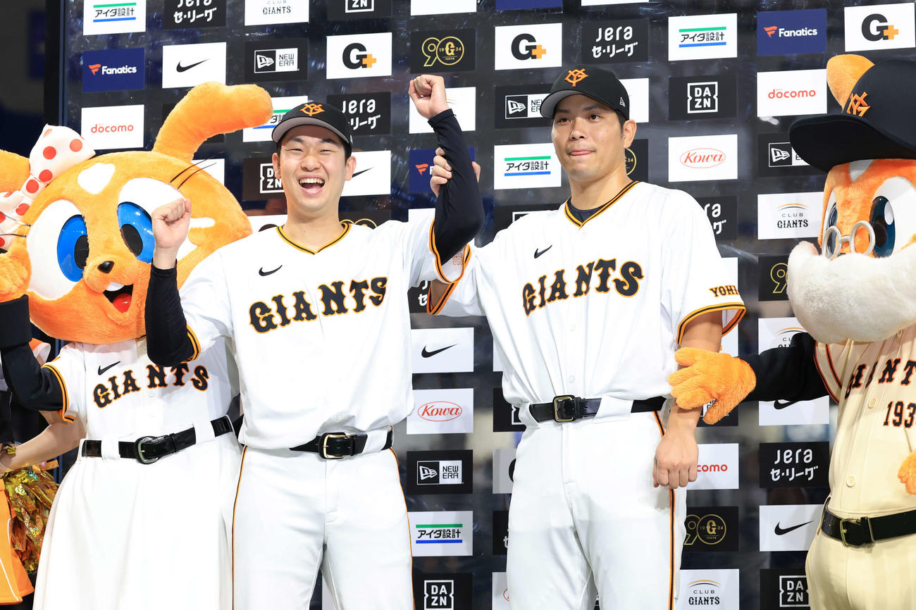 巨人対阪神　7勝目の巨人山崎伊（左）は、ヒーローインタビューで大城卓から腕を持ち上げられ笑顔を弾けさせる（撮影・浅見桂子）