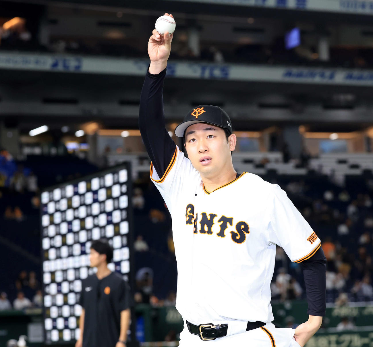 巨人対阪神　7勝目の巨人山崎伊は声援に手を上げ応える（撮影・浅見桂子）