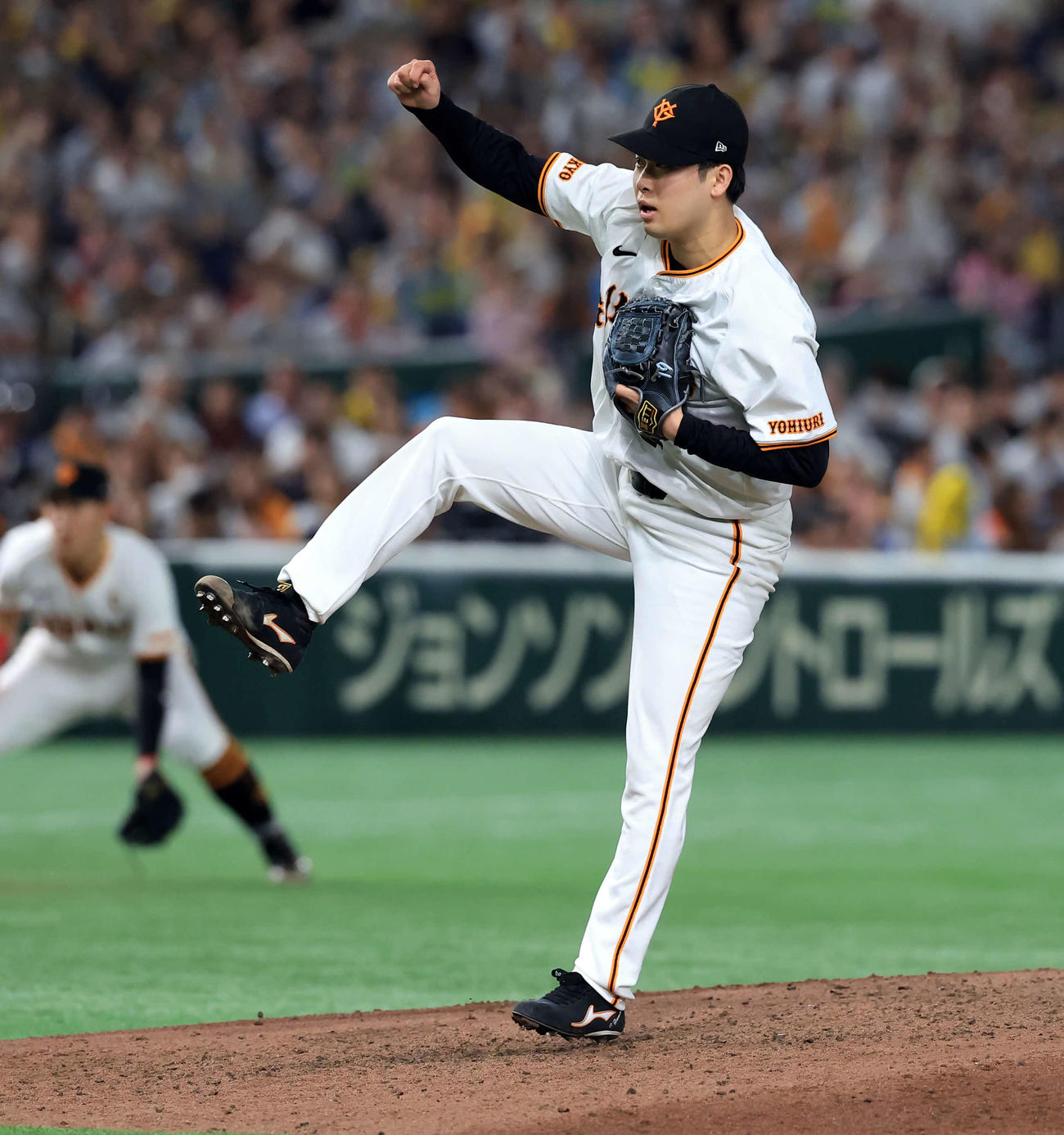 巨人対阪神　気合の入った表情で投げ込む山崎伊（撮影・浅見桂子）