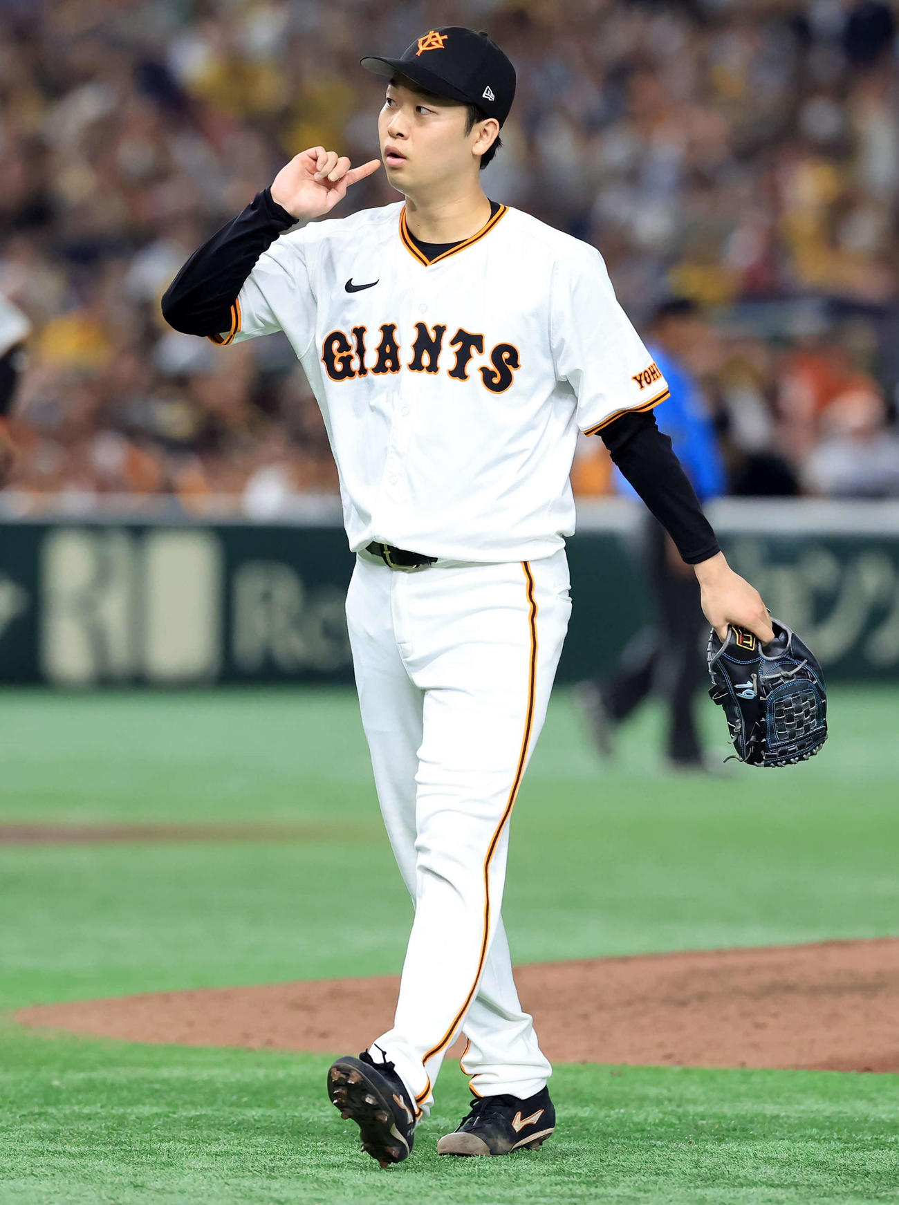巨人対阪神　5回表阪神2死一、二塁、二塁走者野口をけん制で仕留め顔を指さしベンチに引き揚げる山崎伊（撮影・浅見桂子）