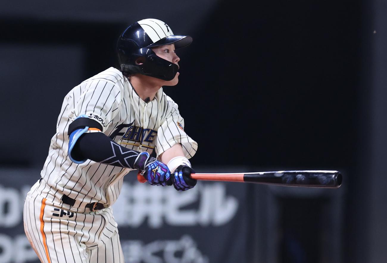 日本ハム対楽天　10回裏日本ハム2死二塁、サヨナラ二塁打を放つ田宮（撮影・黒川智章）