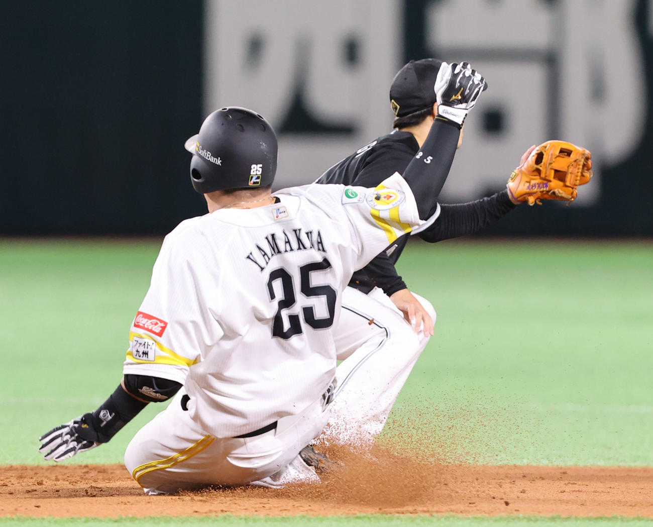 ソフトバンク対ロッテ　3回表ソフトバンク2死、山川は中越えに二塁打を放つ（撮影・梅根麻紀）