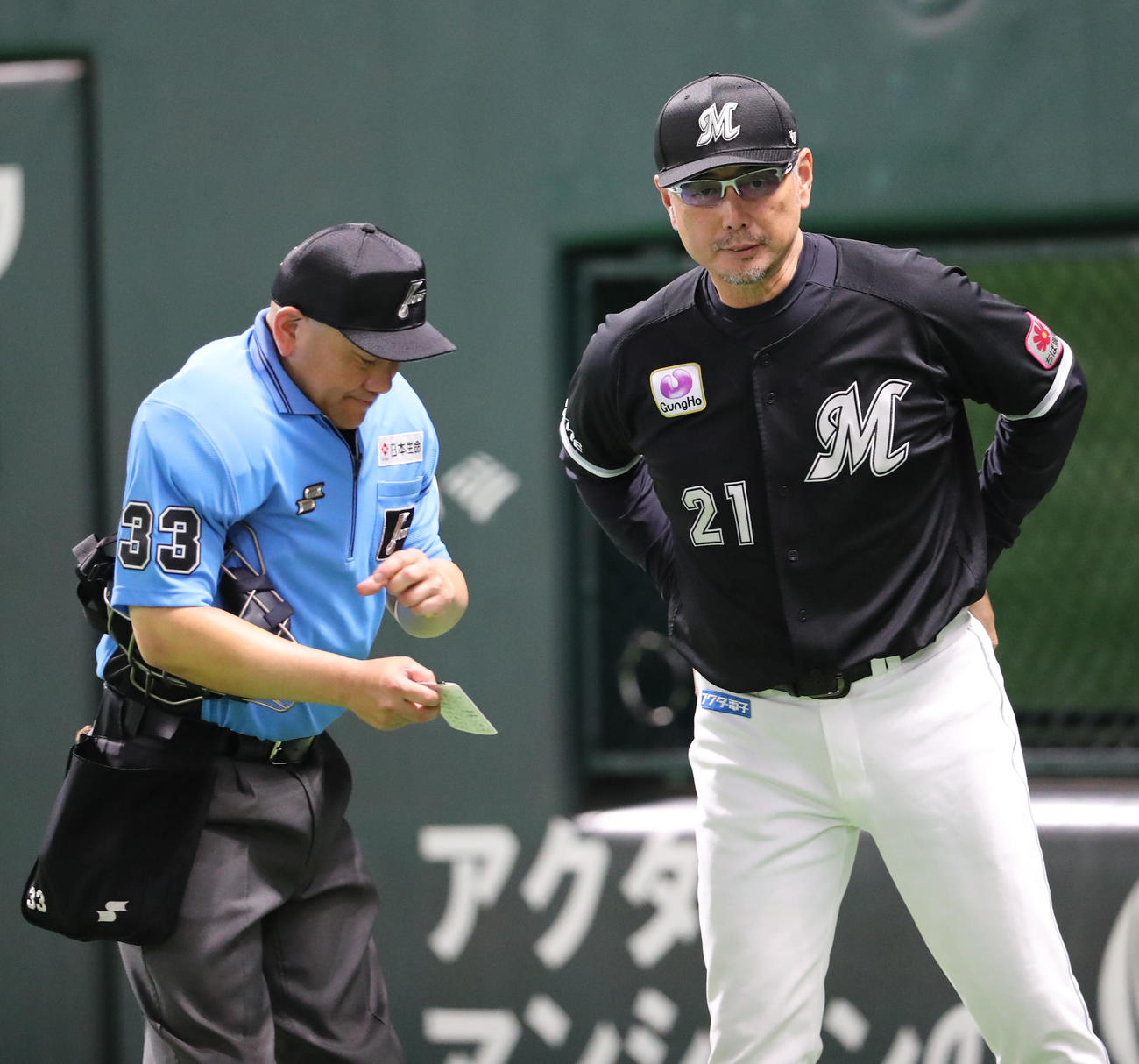 ソフトバンク対ロッテ　6回裏ソフトバンク攻撃前投手交代を告げる吉井監督（撮影・鬼束羽瑠菜）