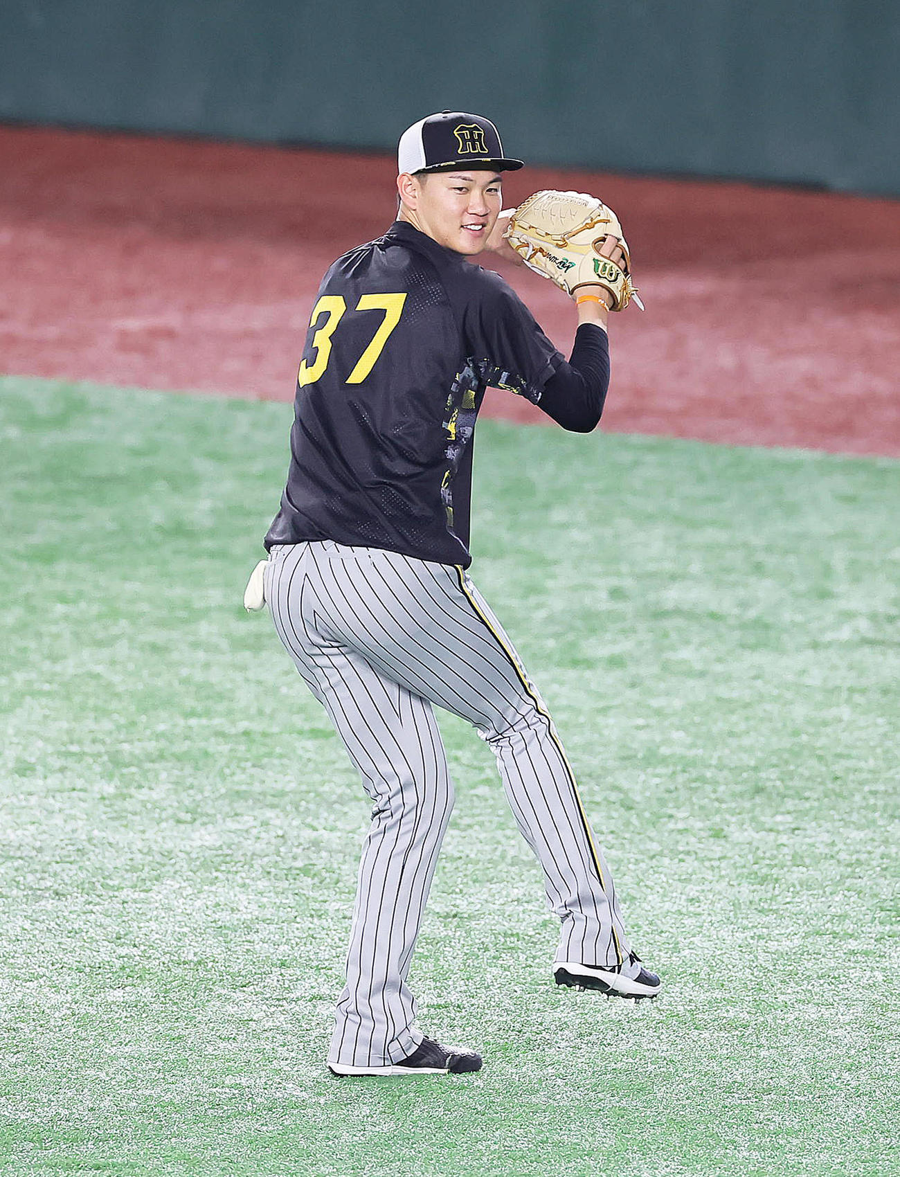 キャッチボールで調整する阪神及川（撮影・足立雅史）