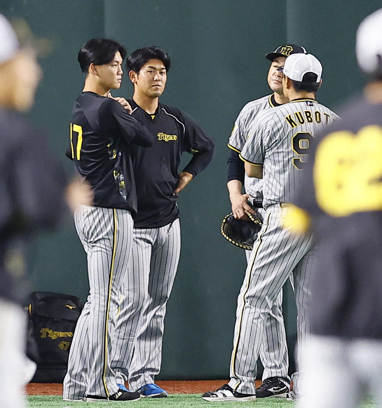 巨人対阪神　久保田投手コーチらと話をする阪神及川（左端）と岡留（左から2人目）（撮影・藤尾明華）