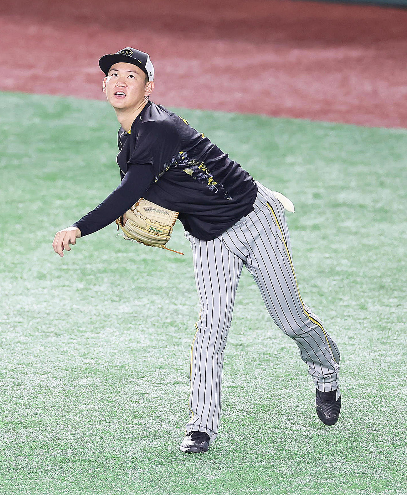 キャッチボールで調整する阪神及川（撮影・足立雅史）