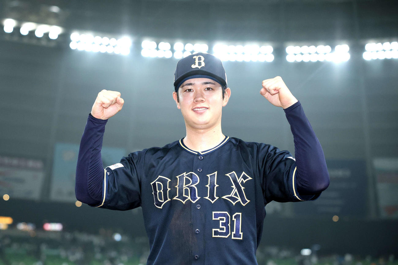 西武対オリックス　西武に勝利し、ガッツポーズで写真に納まるオリックス太田（撮影・河田真司）