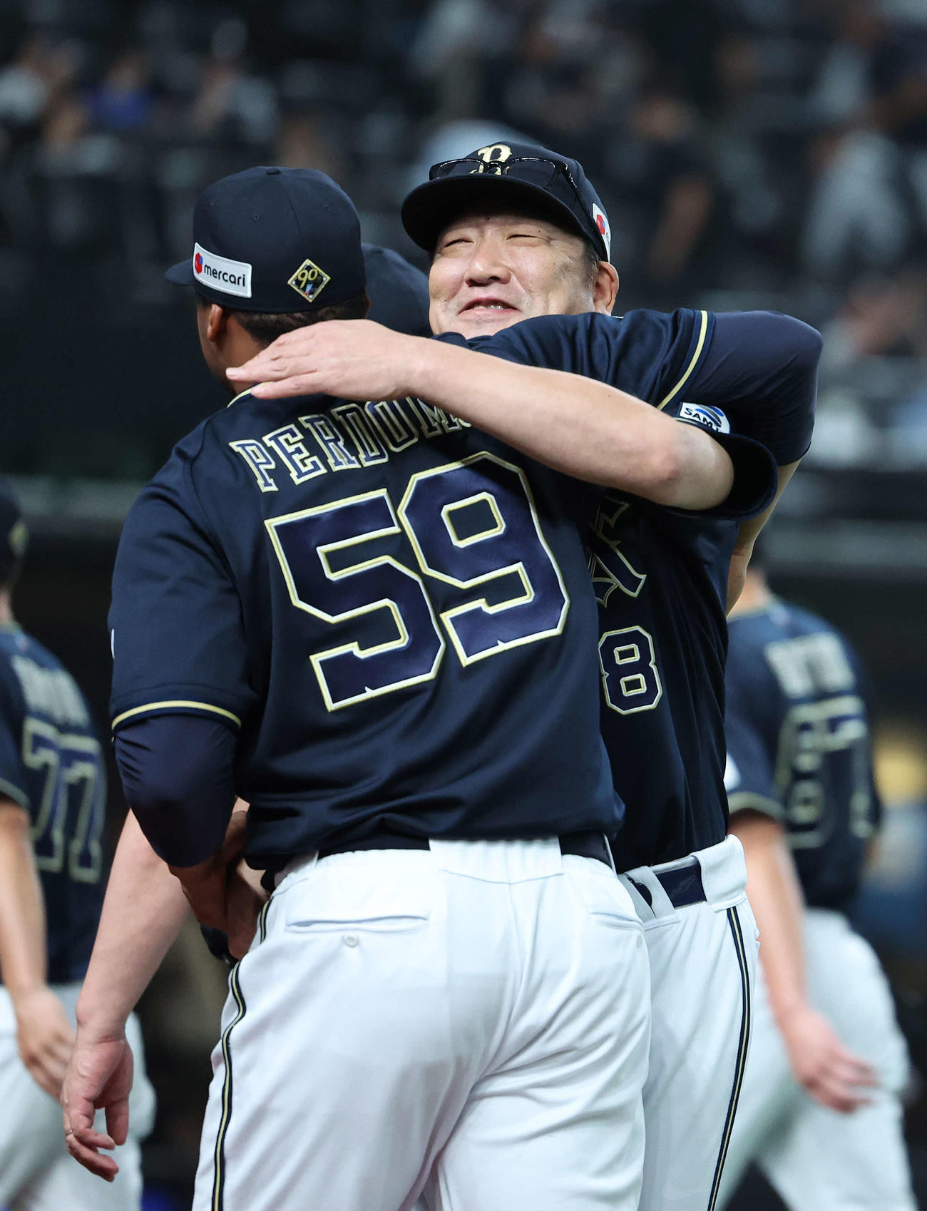 西武対オリックス　西武に勝利し、ペルドモ（左）を笑顔で迎えるオリックス中嶋監督（撮影・河田真司）