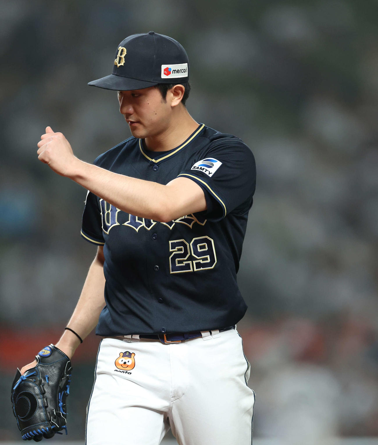 西武対オリックス　6回裏西武2死一塁、栗山を二ゴロに仕留める田嶋（撮影・河田真司）