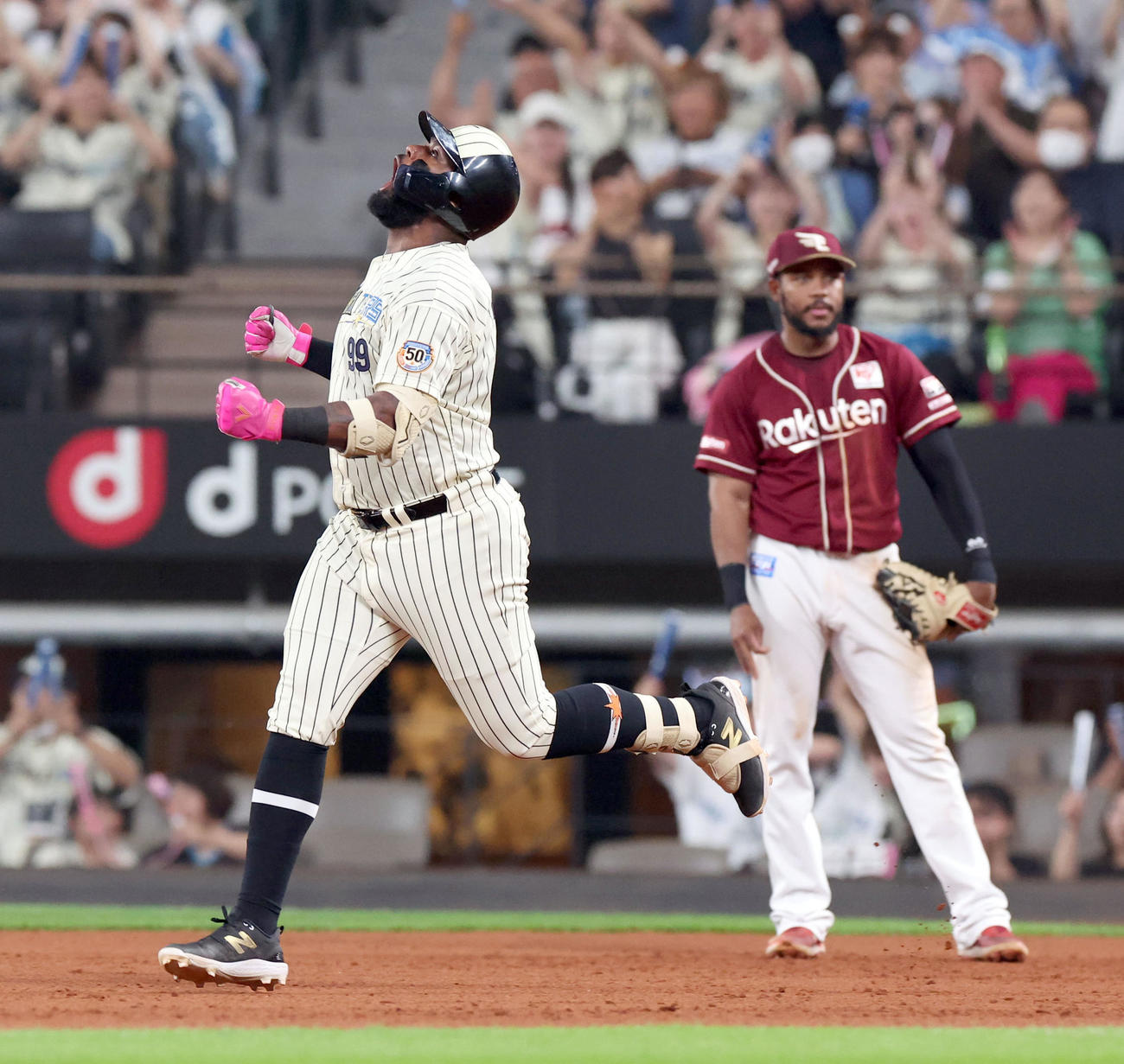 日本ハム対楽天　7回裏日本ハム2死一、二塁、レイエスは左越え3点本塁打を放ちガッツポーズをする（撮影・佐藤翔太）