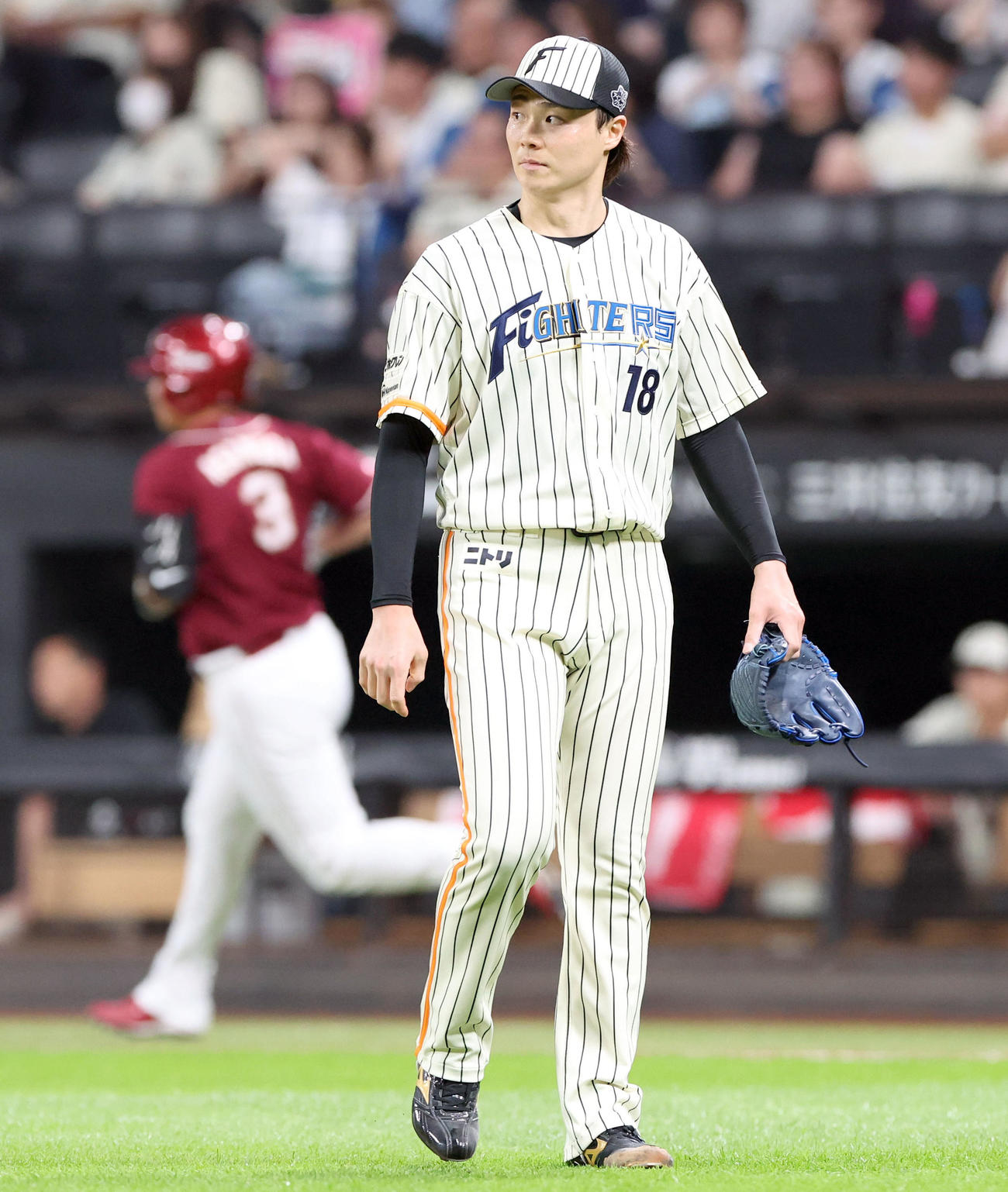 日本ハム対楽天　6回表楽天無死一塁、浅村に左越え2点本塁打を浴びる山崎（撮影・佐藤翔太）