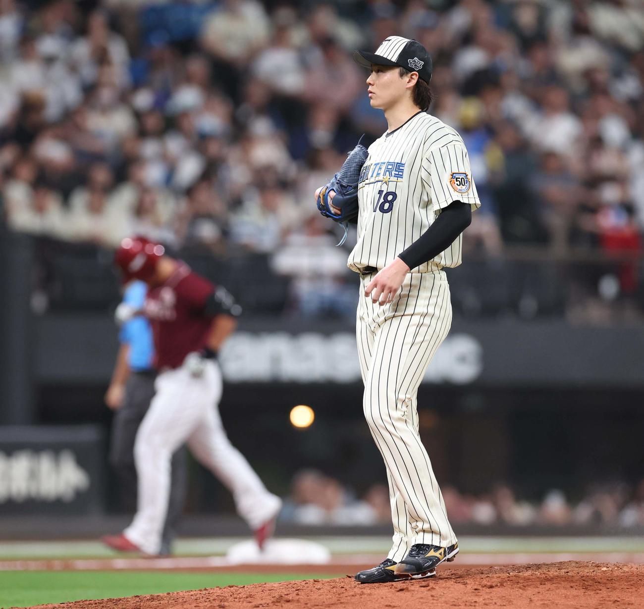 日本ハム対楽天　6回表楽天無死一塁、浅村に左越え2点本塁打を浴びる山崎（撮影・黒川智章）