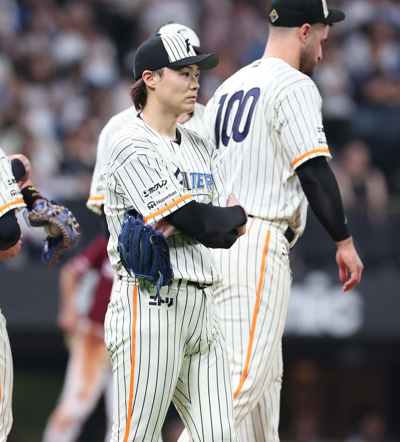 日本ハム対楽天　6回途中降板する山崎（撮影・黒川智章）