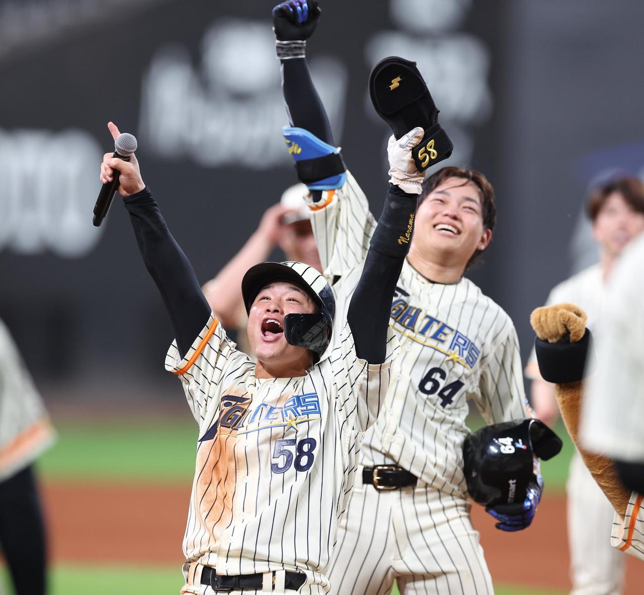 日本ハム対楽天　試合後、スタンドに向かって叫ぶ奈良間（手前）と田宮（撮影・黒川智章）