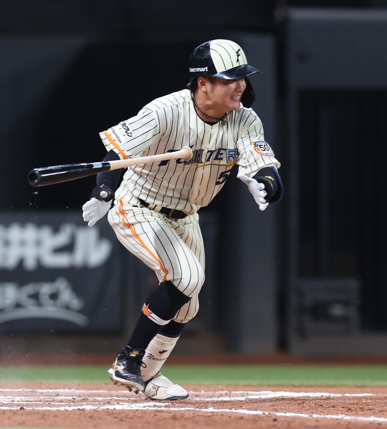 日本ハム対楽天　10回裏日本ハム無死、投手強襲安打を放つ奈良間（撮影・黒川智章）