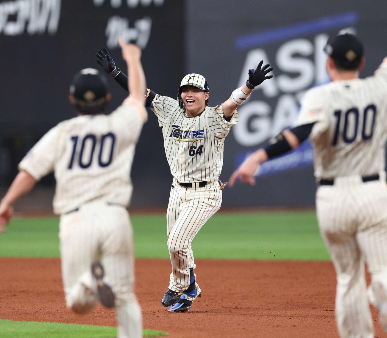 日本ハム対楽天　10回裏日本ハム2死二塁、サヨナラ打を放ち笑顔の田宮（撮影・黒川智章）