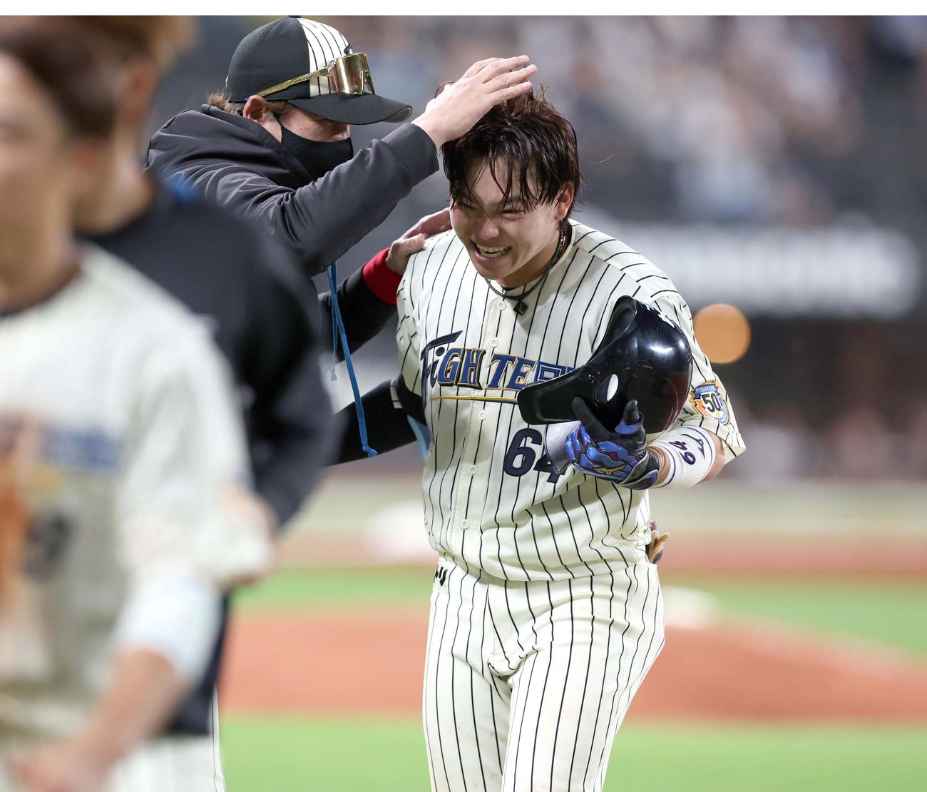 日本ハム対楽天　1サヨナラ打を放った田宮は新庄監督に出迎えられ笑顔（撮影・黒川智章）