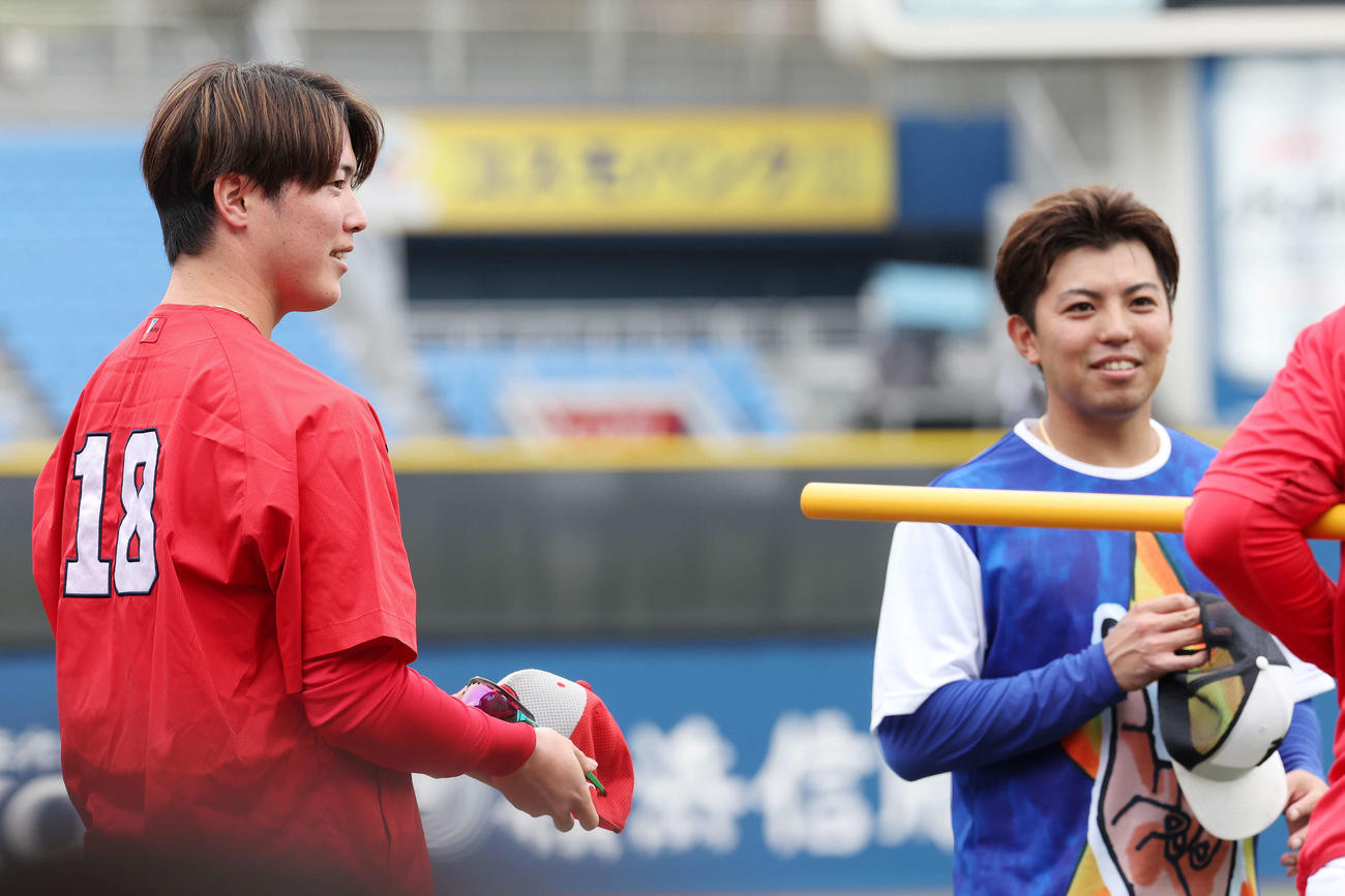 DeNA対広島　試合前、言葉を交わす広島森下（左）とDeNA東（2024年7月15日撮影）