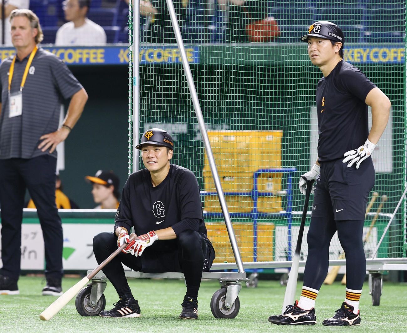 巨人対阪神　打撃練習の順番を待つ巨人坂本（左）と長野（撮影・藤尾明華）