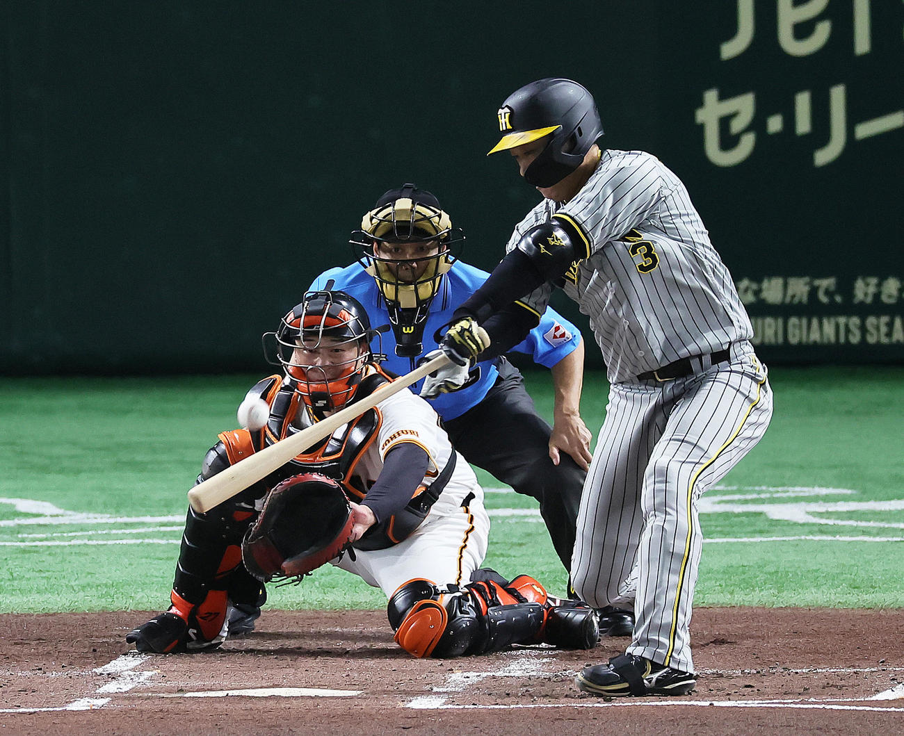 巨人対阪神　2回表阪神無死二塁、大山は先制適時二塁打を放つ（撮影・足立雅史）
