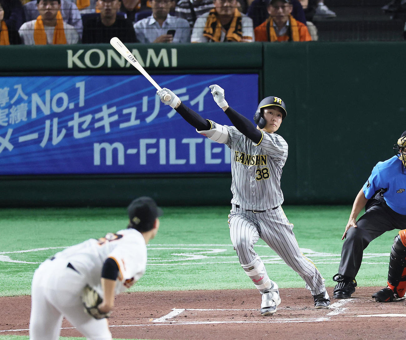 巨人対阪神　2回表阪神2死二塁、小幡は左前適時打を放つ。投手井上（撮影・足立雅史）