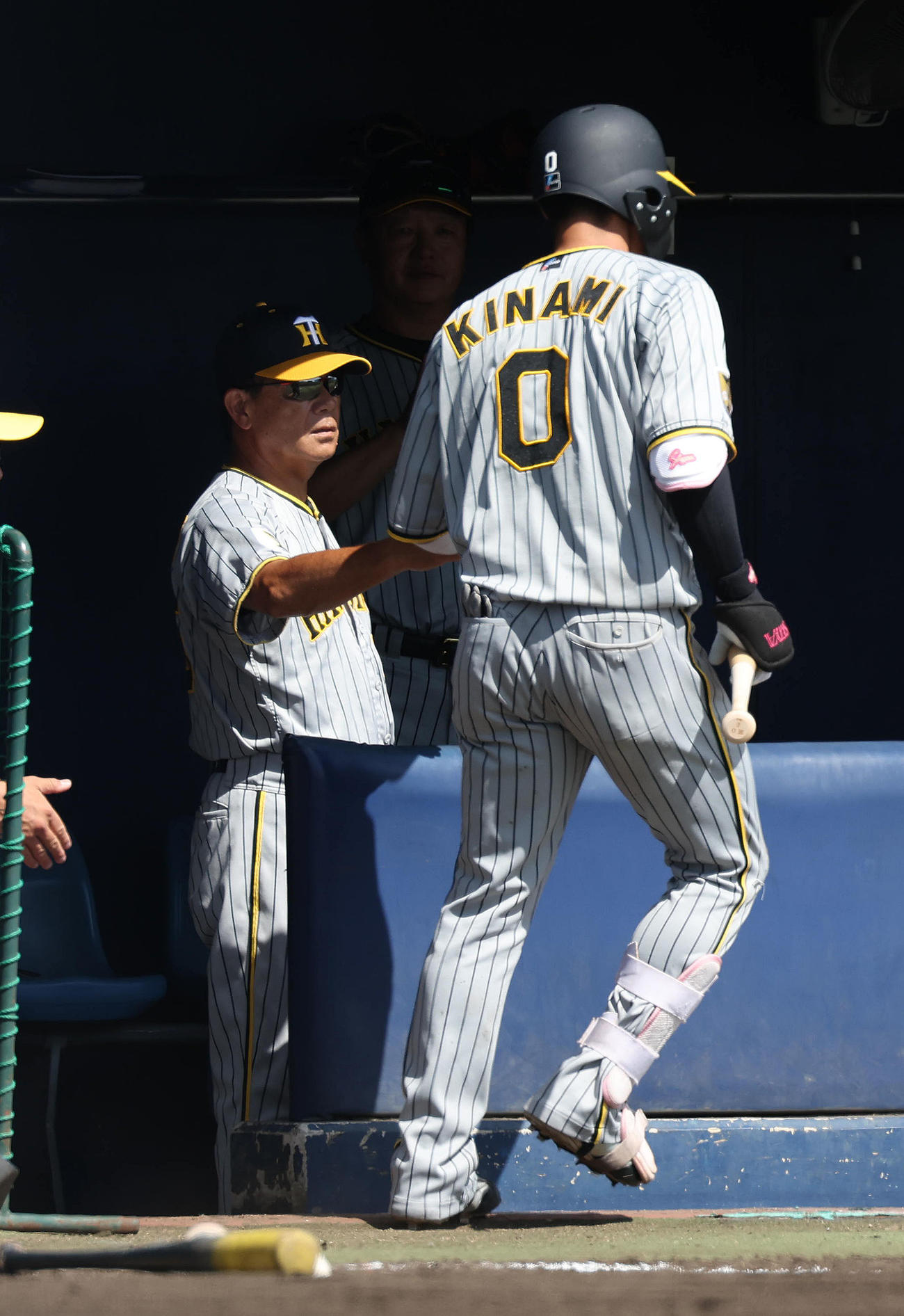 ウエスタンリーグオリックス対阪神　6回表阪神1死、中前打を放った木浪（右）は代走福島と交代しベンチで和田監督とタッチを交わす（撮影・白石智彦）
