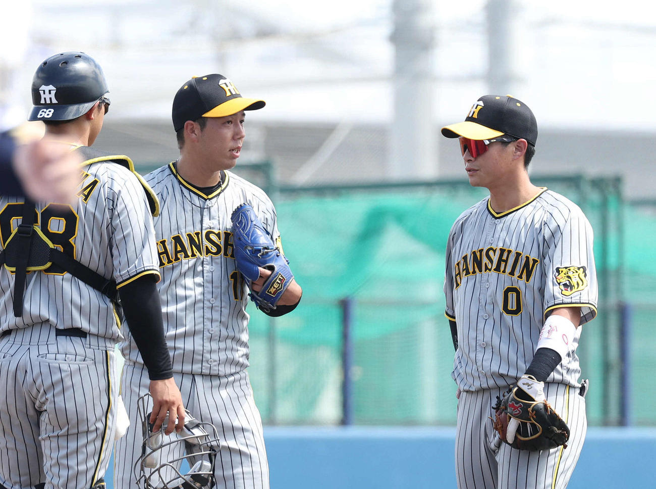 ウエスタンリーグオリックス対阪神　3回裏オリックス2死一、三塁、野口に四球を出し満塁のピンチを招き青柳（中央）に声をかける木浪（撮影・白石智彦）