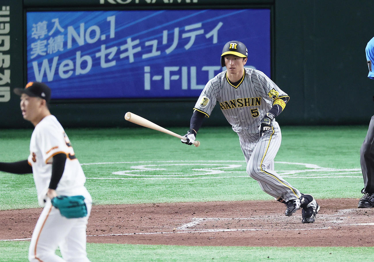 巨人対阪神　5回表阪神1死一、二塁、代打近本は右前打を放つ。投手船迫（撮影・足立雅史）