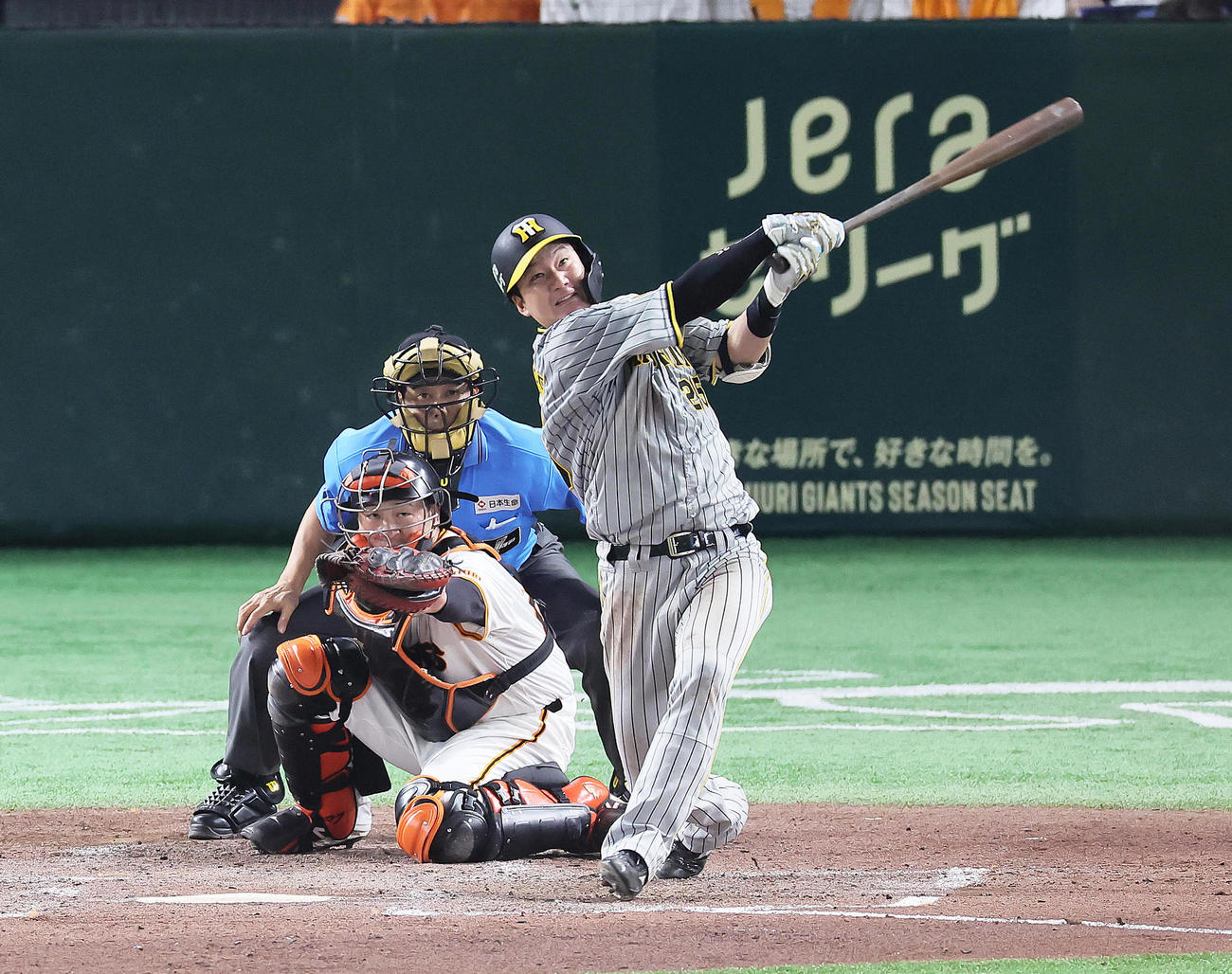 巨人対阪神　5回表阪神2死一、三塁、渡辺は中前適時打を放つ（撮影・足立雅史）