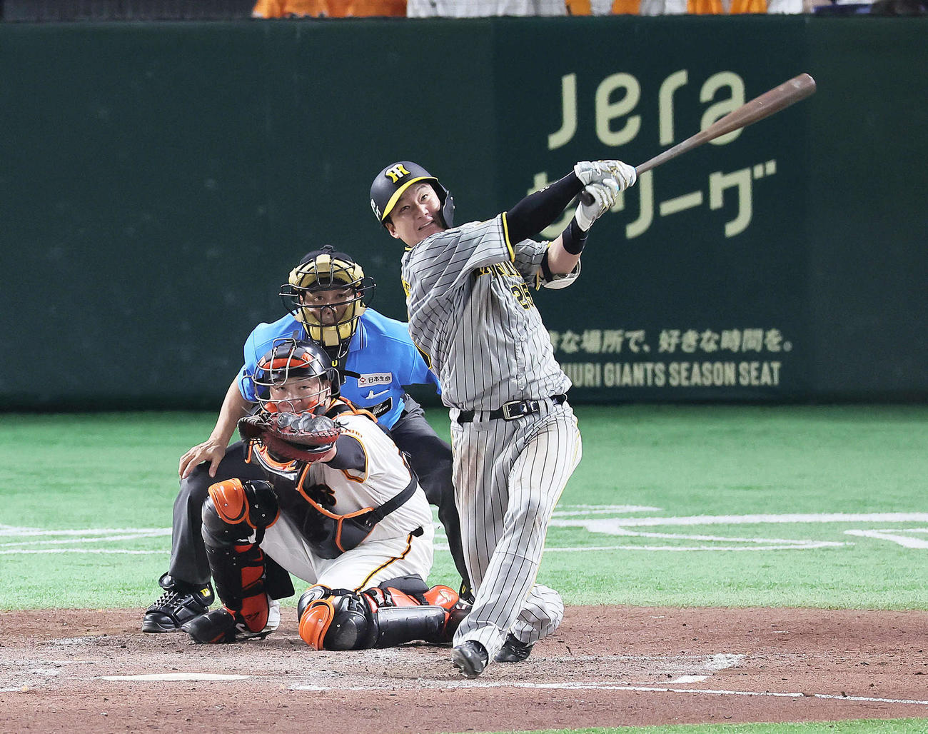 巨人対阪神　5回表阪神2死一、三塁、渡辺は中前適時打を放つ（撮影・足立雅史）