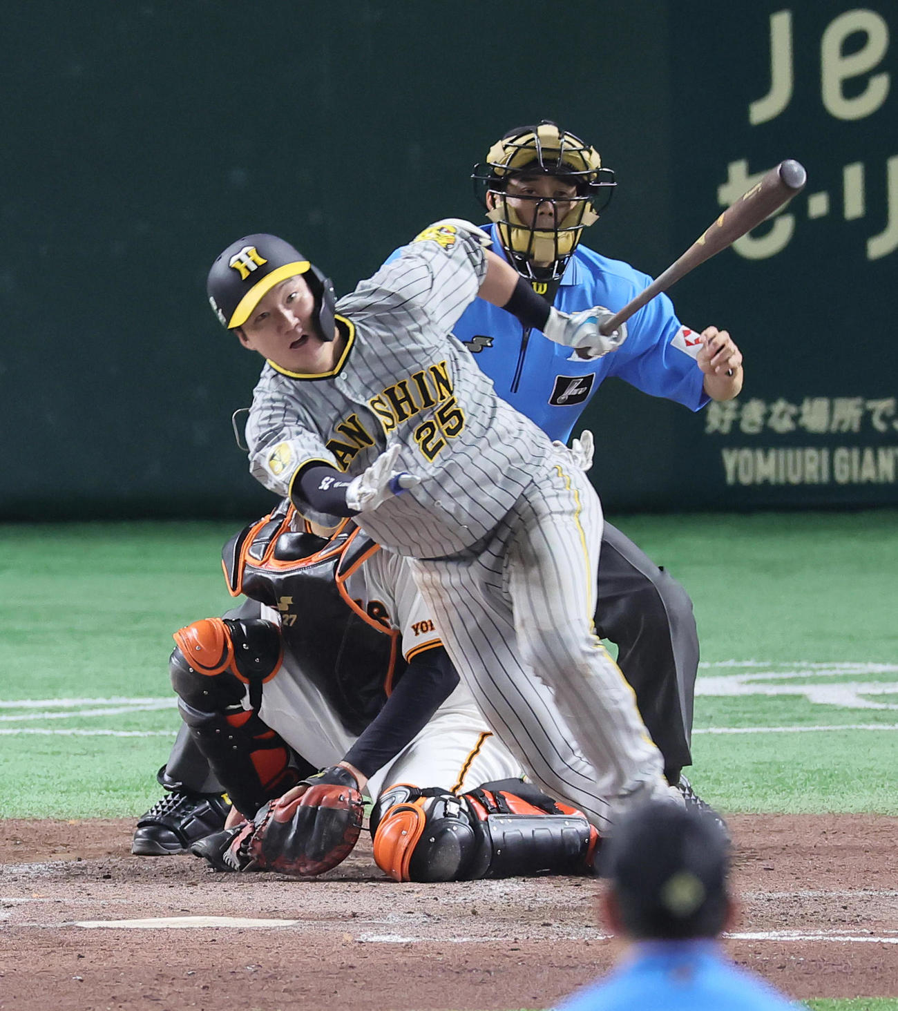 巨人対阪神　5回表阪神2死一、三塁、渡辺は中前適時打を放つ（撮影・足立雅史）