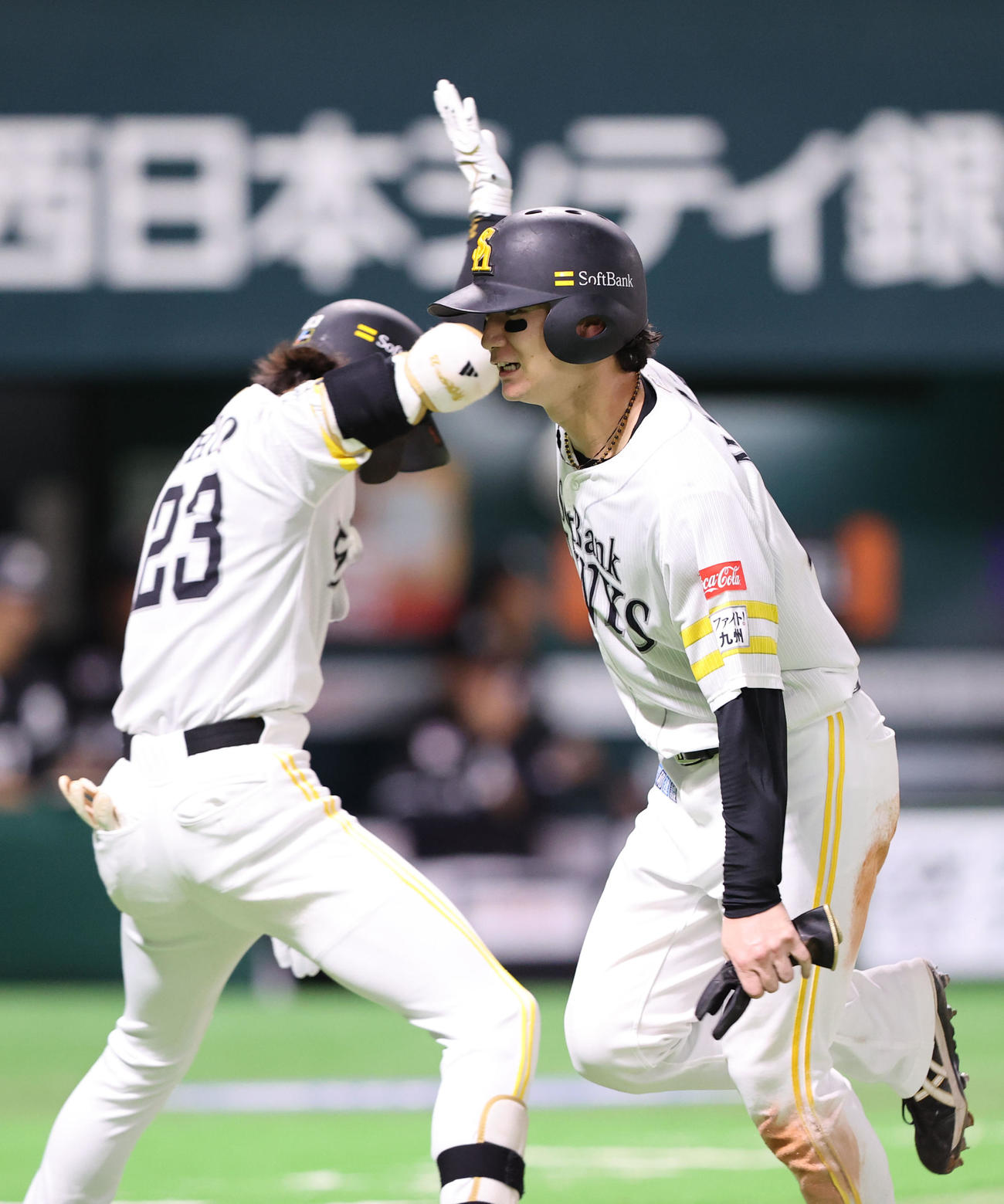 ソフトバンク対ロッテ　6回裏ソフトバンク2死一、二塁、甲斐の中前勝ち越し適時打で生還した正木は周東とハイタッチ（撮影・梅根麻紀）