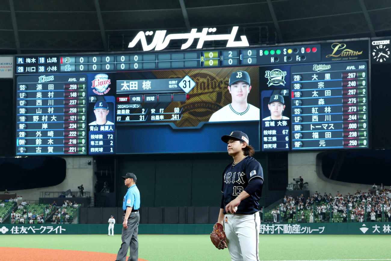 西武対オリックス　6回表、戦況を見守るオリックス宮城（手前）（撮影・河田真司）