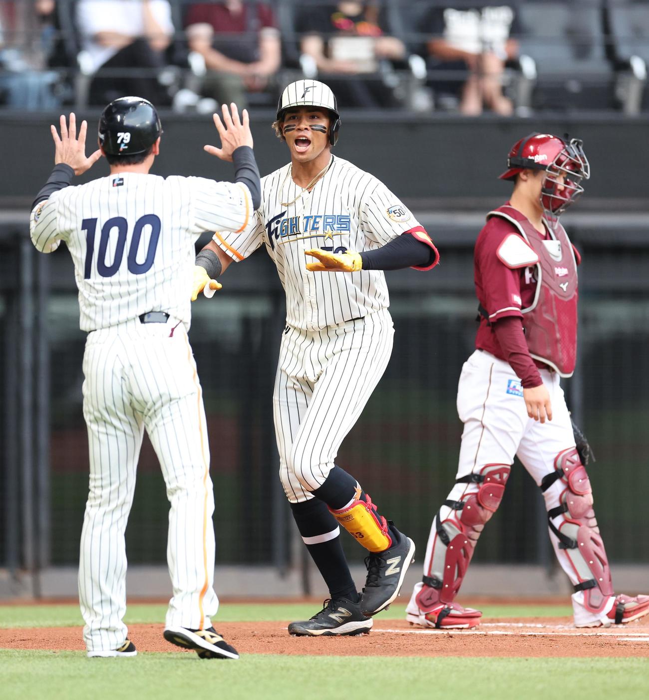 日本ハム対楽天　1回裏日本ハム無死、左中間に本塁打を放った水谷は生還し叫ぶ（撮影・黒川智章）