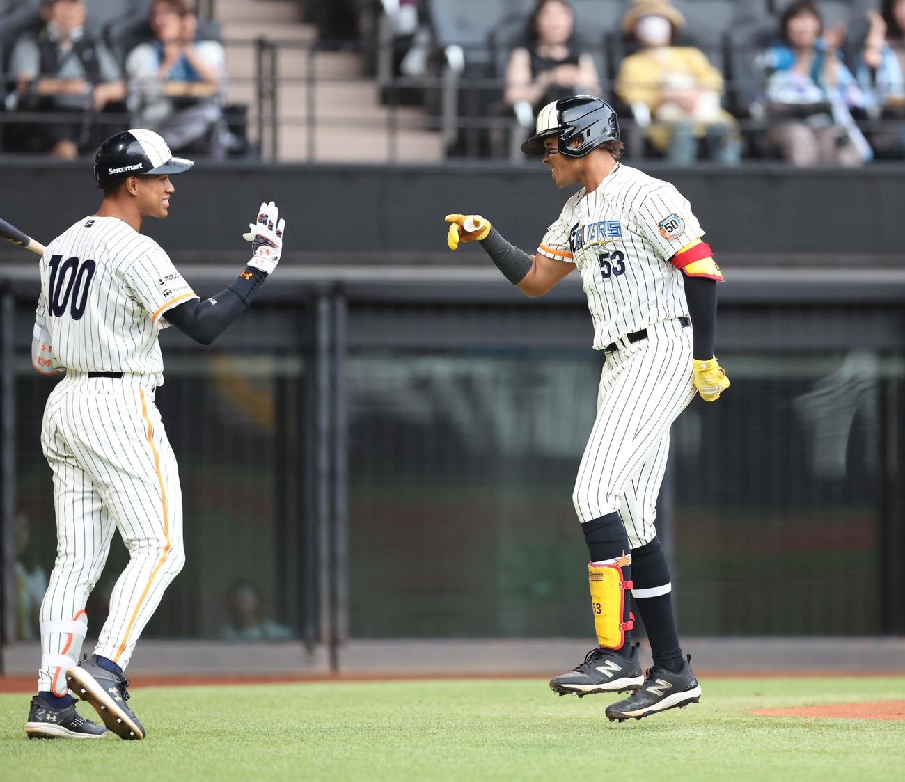 日本ハム対楽天　1回裏、本塁打を放った水谷（右）は生還し次打者万波を指さす（撮影・黒川智章）