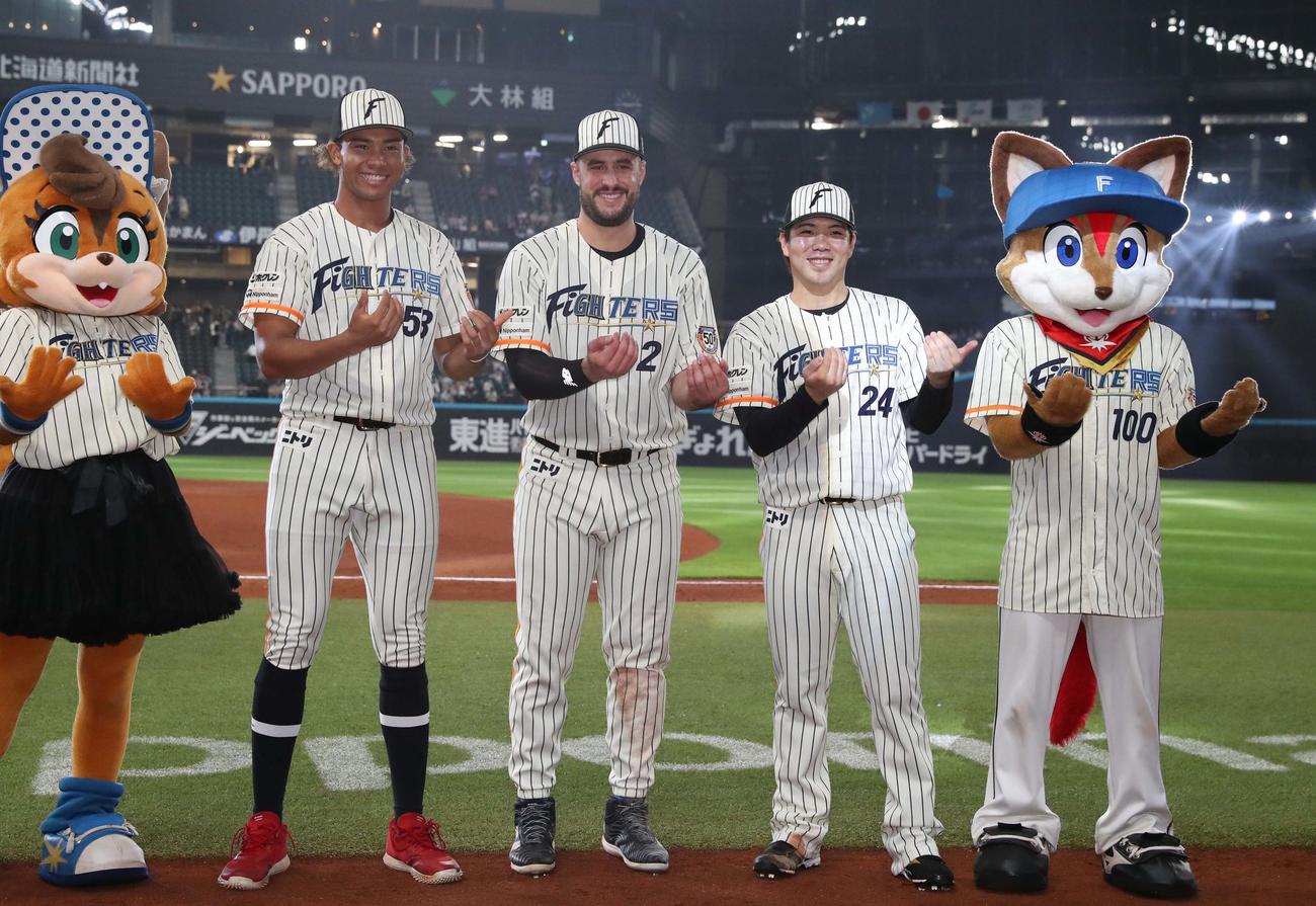 日本ハム対楽天　試合後「ゆりかごポーズ」の左から水谷、マルティネス、金村（撮影・黒川智章）
