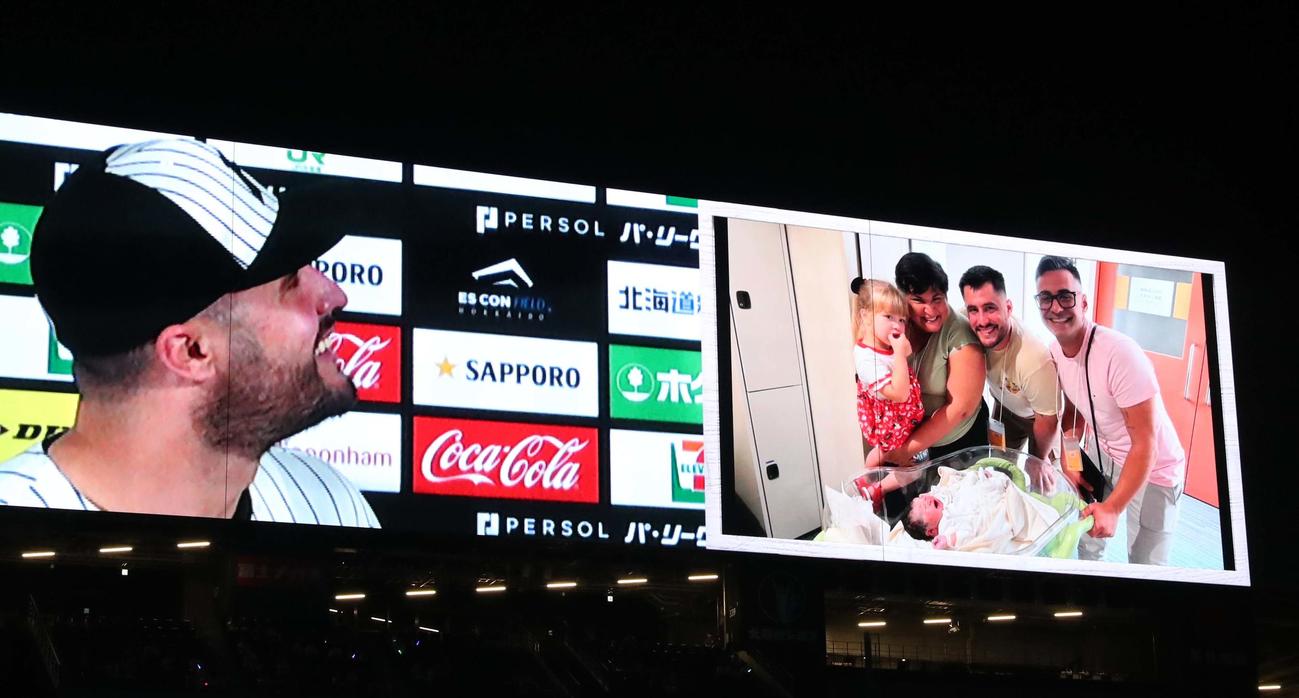 日本ハム対楽天　大型スクリーンに映し出されたマルティネスの第2子の写真（撮影・黒川智章）