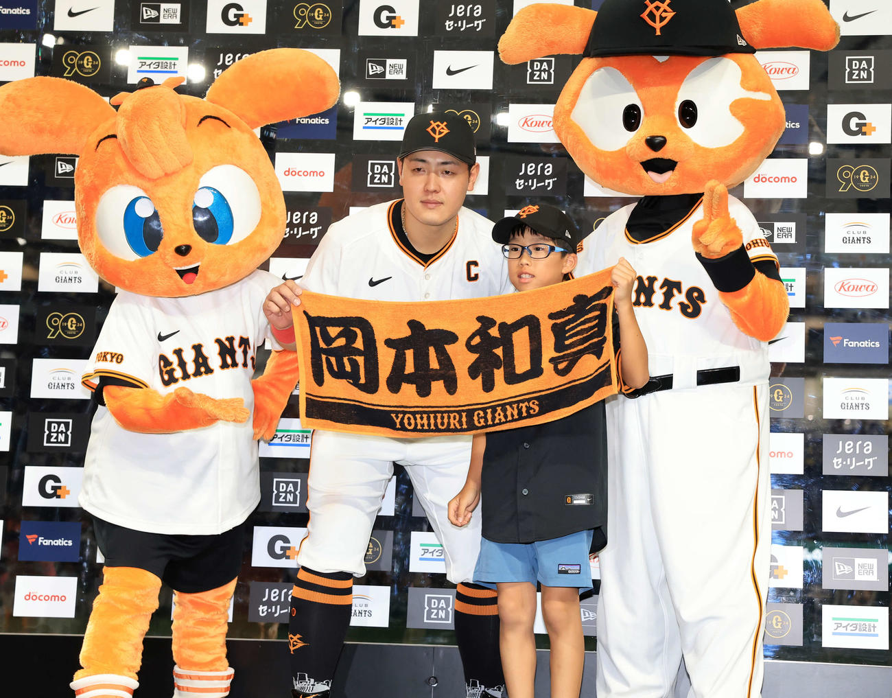 巨人対阪神　ヒーローインタビューで子どものファンと笑顔で記念撮影する巨人岡本和（撮影・浅見桂子）