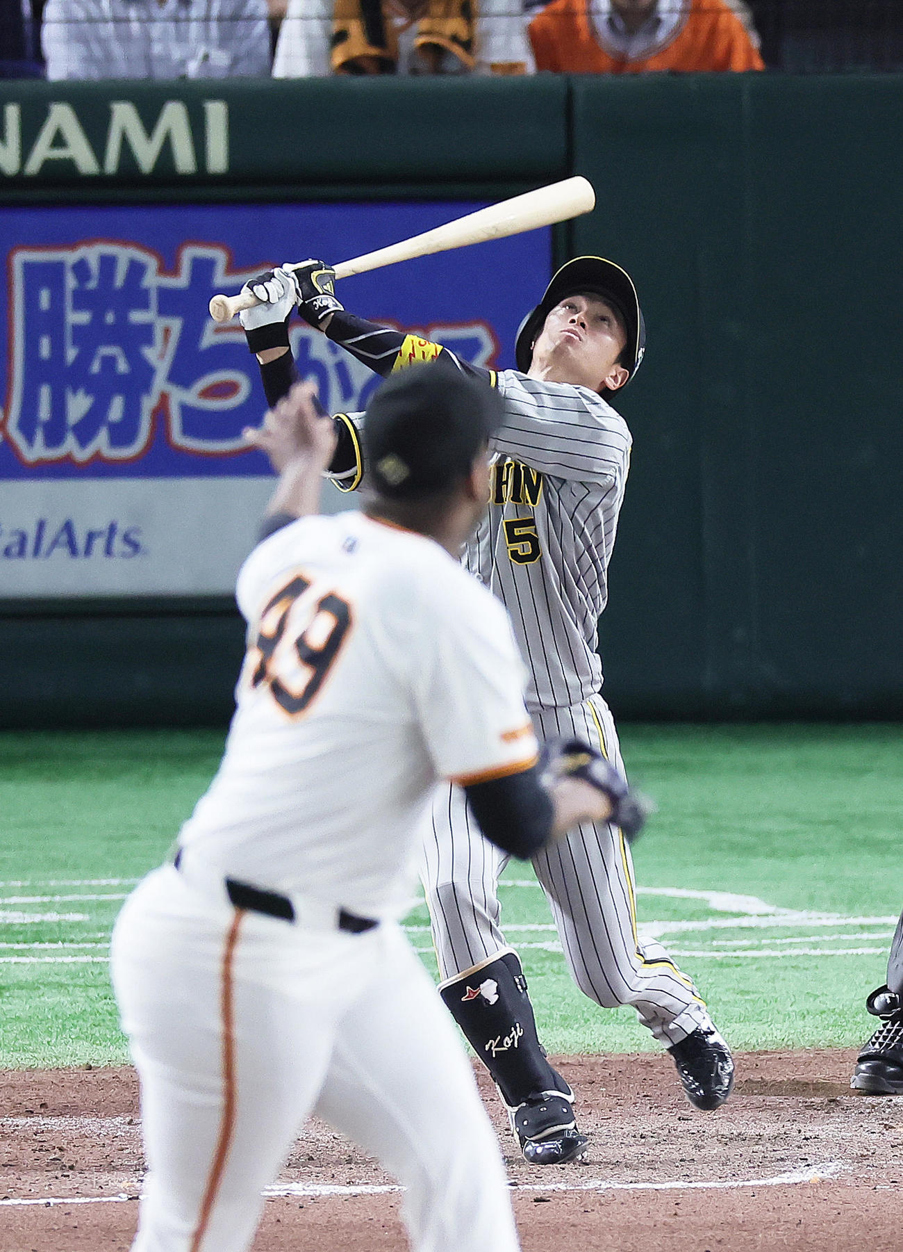 巨人対阪神　8回表阪神無死、近本は三邪飛に倒れる。投手バルドナード（撮影・足立雅史）
