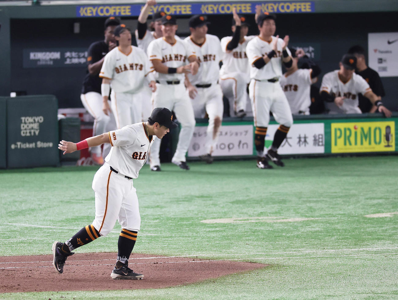 巨人対阪神　阪神に連勝し喜ぶ巨人岡本和（撮影・足立雅史）