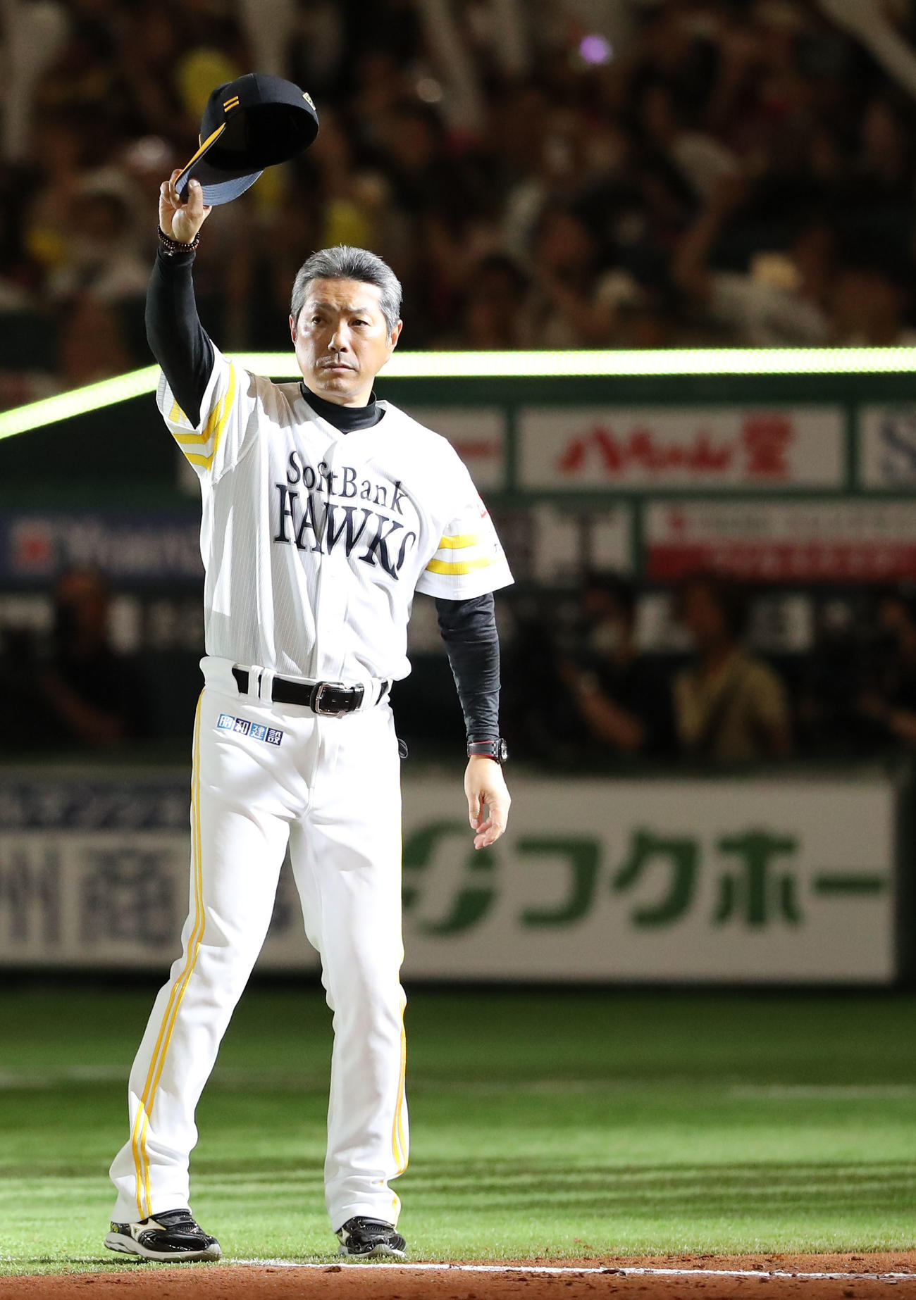 ソフトバンク対ロッテ　ロッテに勝利しベンチ前でファンへ挨拶する小久保監督（撮影・鬼束羽瑠菜）
